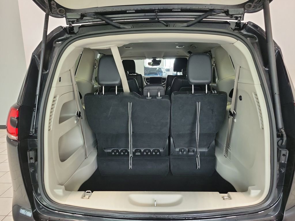 Used 2022 Chrysler Pacifica Touring-L AWD/4WD image 15