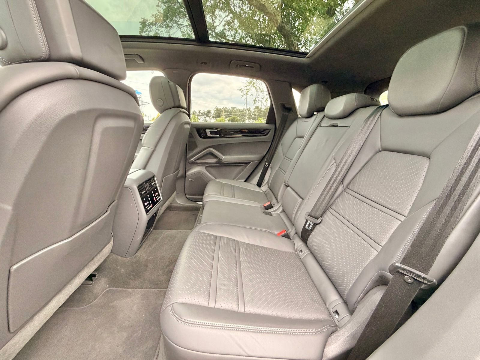 Used 2021 Porsche Cayenne AWD/4WD image 14