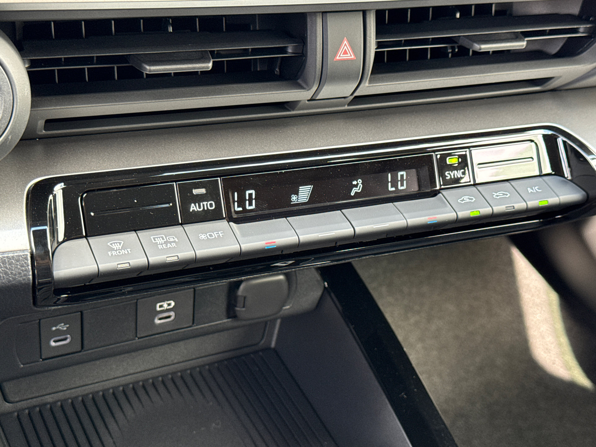 New 2027 Toyota Prius LE FWD image 31