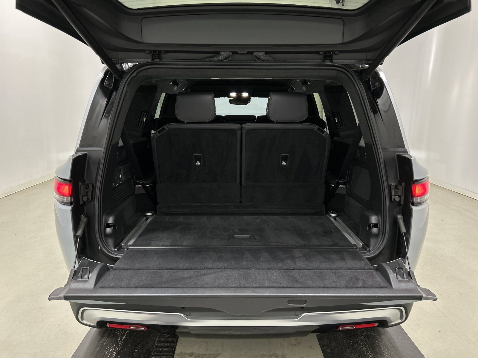 Used 2023 Rivian R1S Adventure image 15