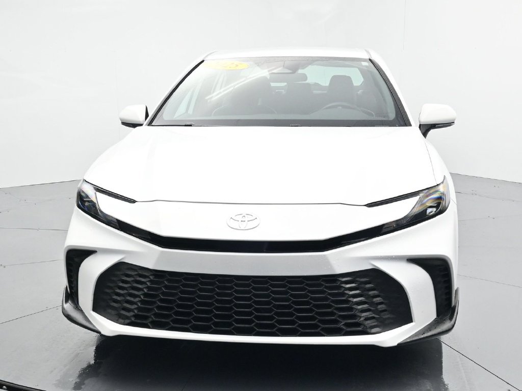 Used 2025 Toyota Camry SE AWD/4WD image 3