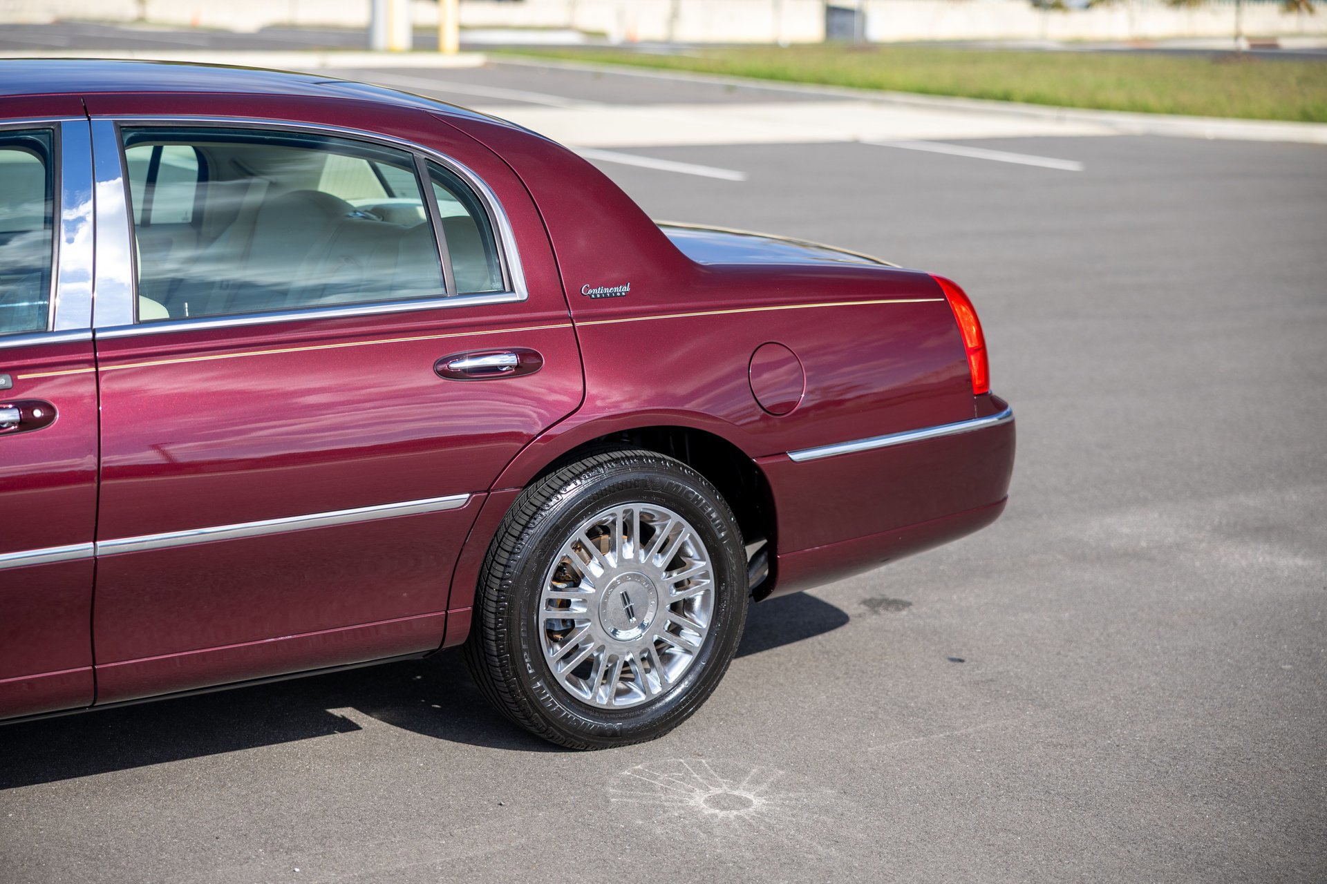 Used 2010 Lincoln Town Car Signature Limited image 10
