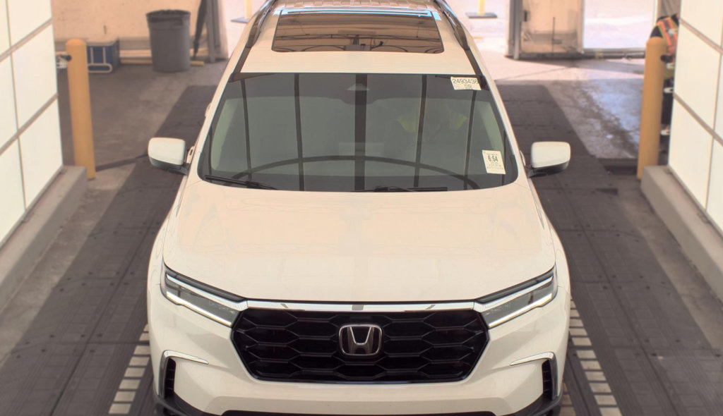 Used 2025 Honda Pilot Touring image 3
