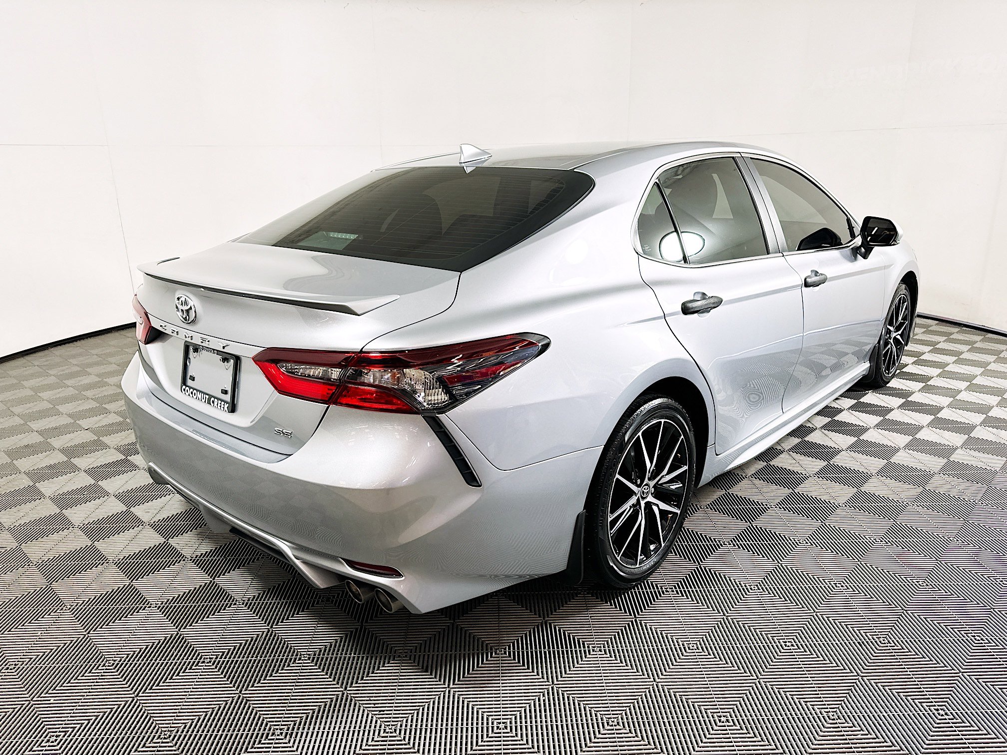 Used 2024 Toyota Camry SE FWD image 3