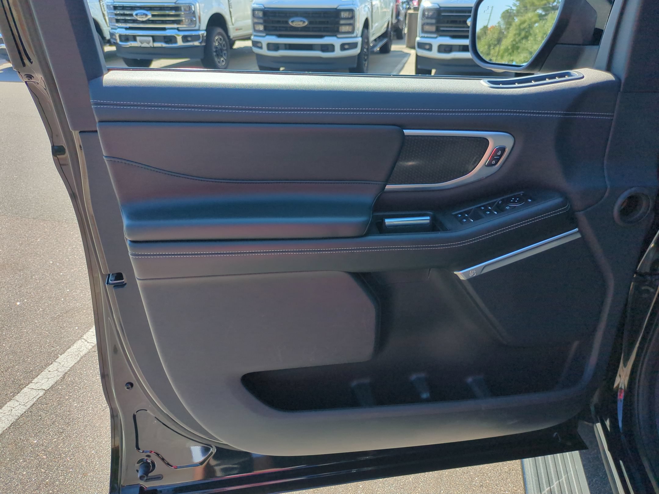 Certified 2025 Ford Expedition Platinum w/ Stealth Performance Package AWD/4WD image 14