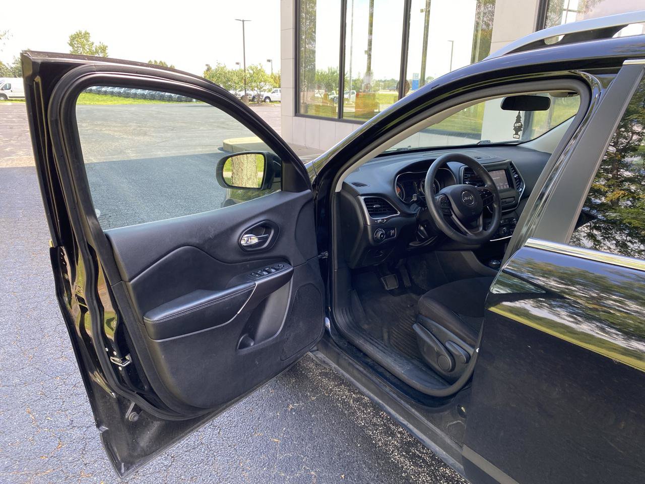 Used 2019 Jeep Cherokee Latitude w/ Popular Appearance Group AWD/4WD image 10
