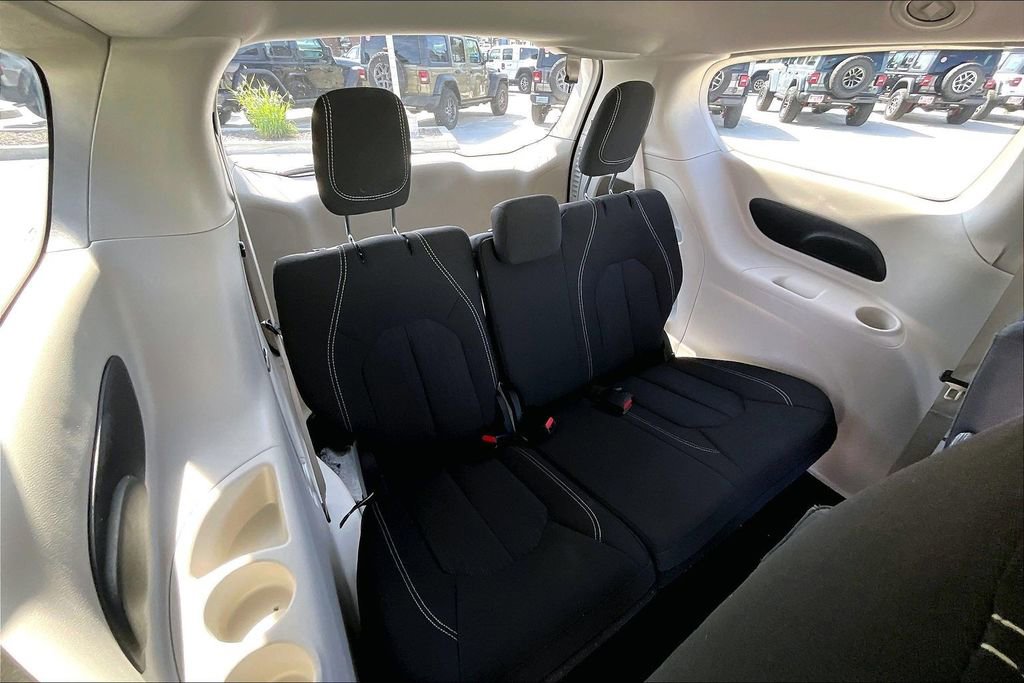 Certified 2024 Chrysler Voyager LX image 21