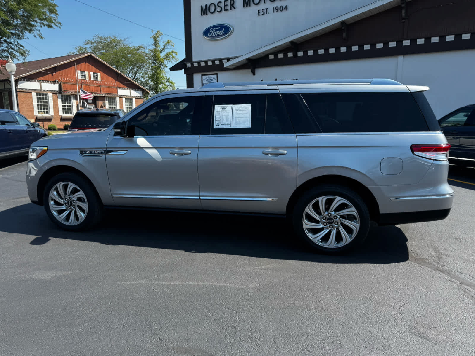 Used 2024 Lincoln Navigator L 4WD image 8