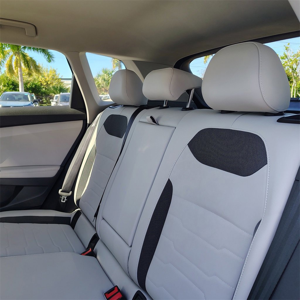 Certified 2025 Volkswagen Taos SE image 9