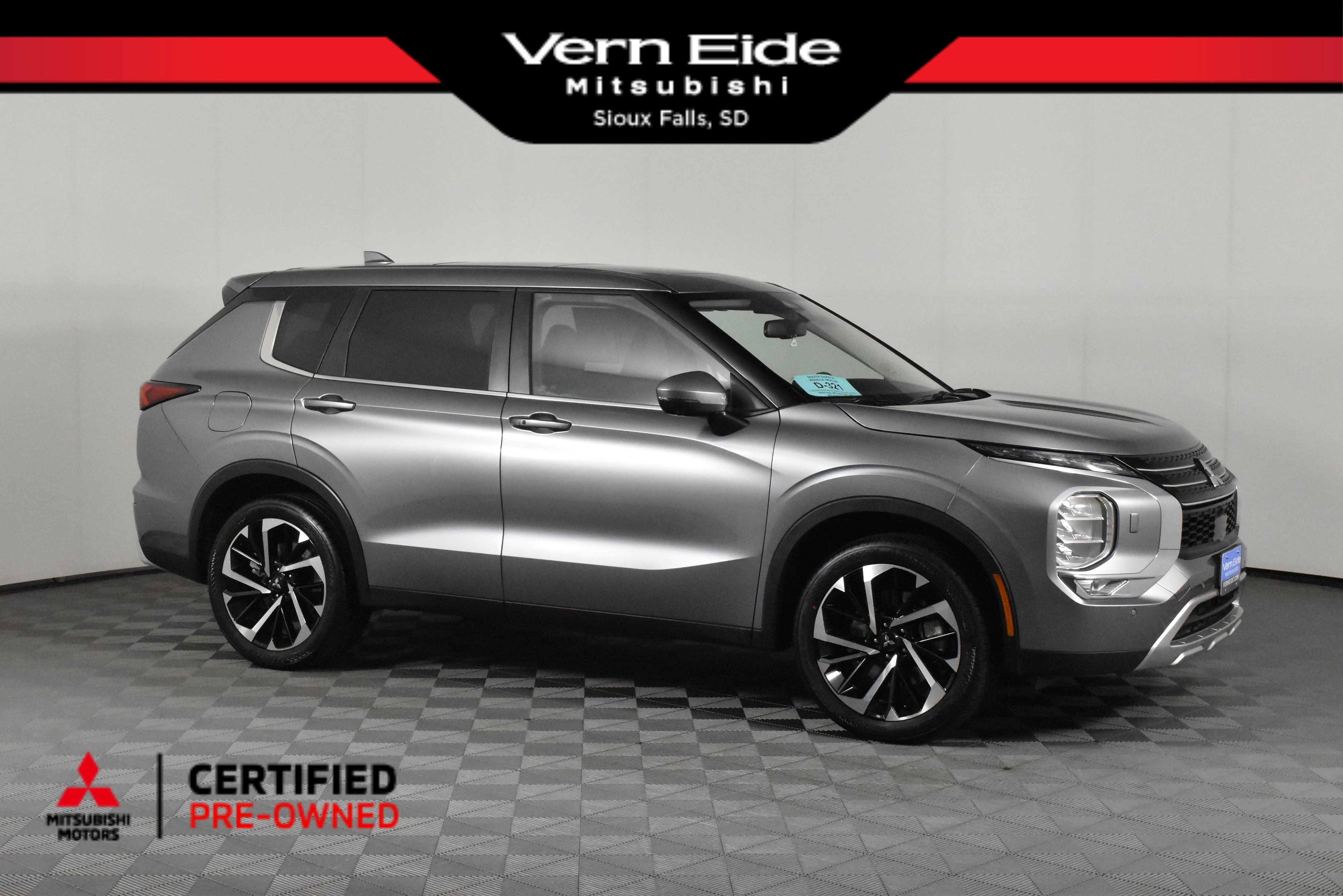 Used 2024 Mitsubishi Outlander SE image 1