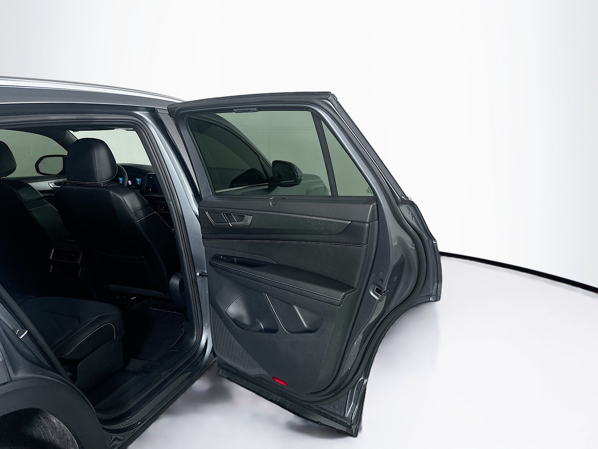 Used 2024 Volkswagen Atlas Cross Sport SE w/ Black Wheel Package FWD image 28