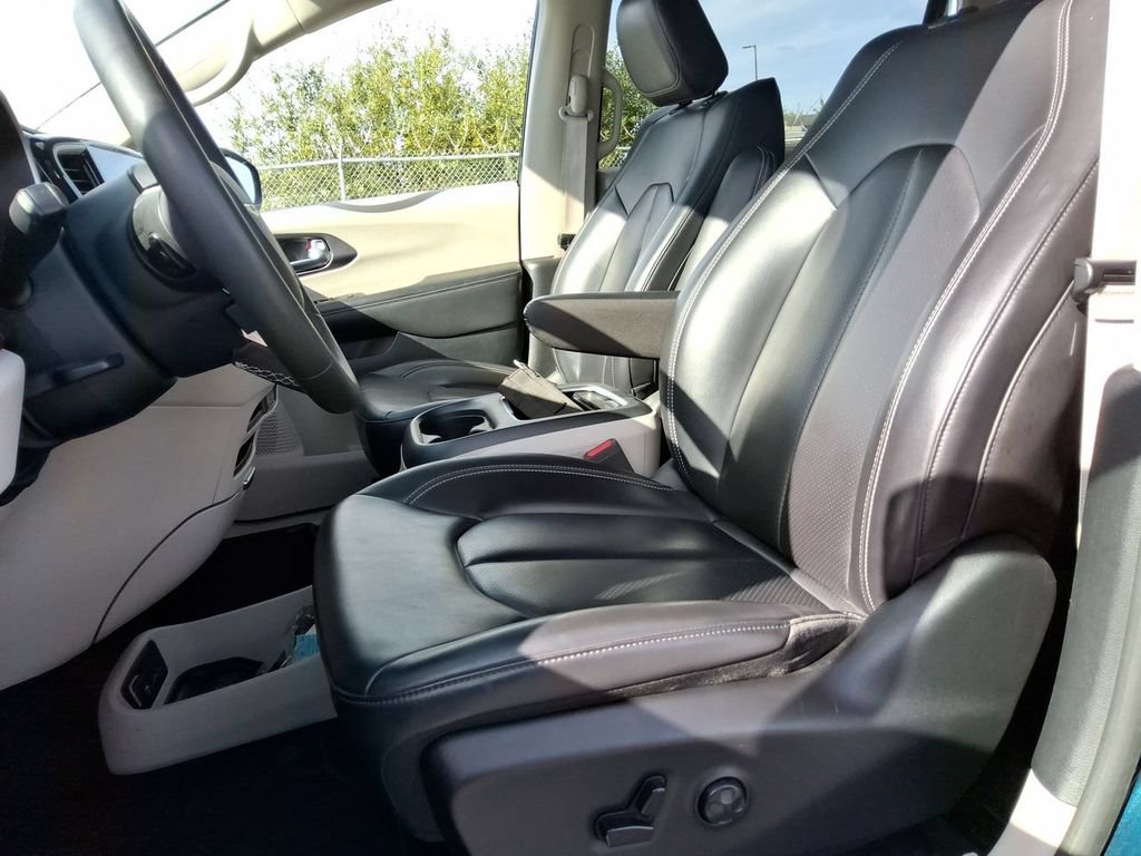 Certified 2023 Chrysler Pacifica Touring-L FWD image 12