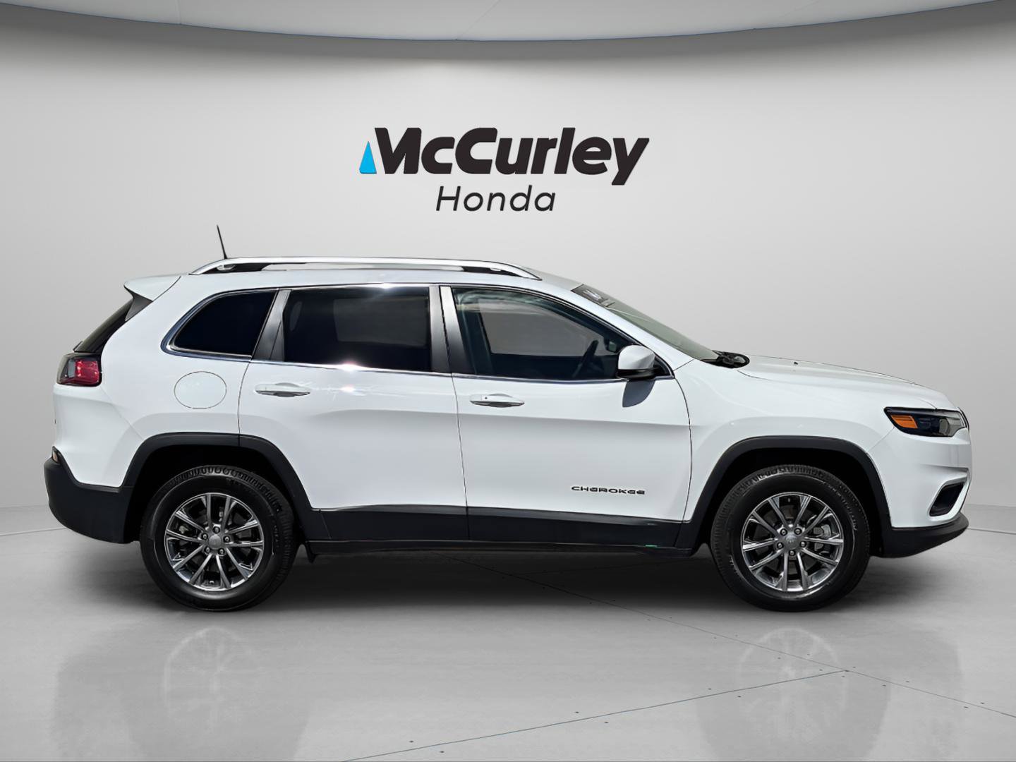 Used 2020 Jeep Cherokee Latitude Plus w/ Cold Weather Group AWD/4WD image 2