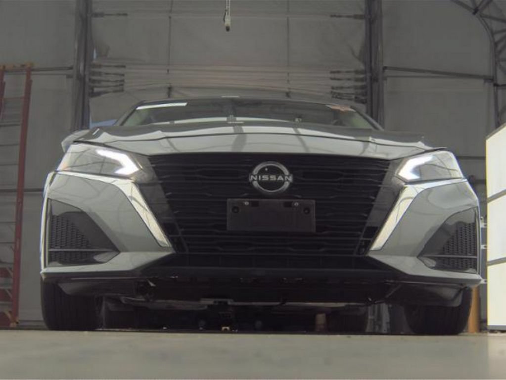 Used 2023 Nissan Altima 2.5 SV w/ SV Premium Package FWD image 3
