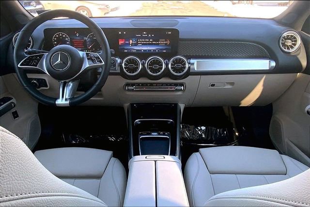 Used 2025 Mercedes-Benz GLB 250 4MATIC image 11