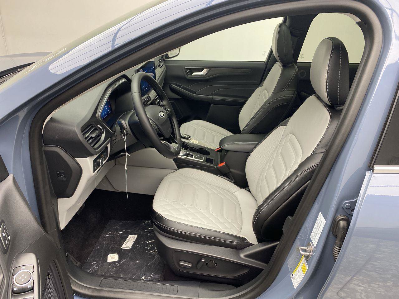 New 2024 Ford Escape SE w/ PHEV Premium Package FWD image 2