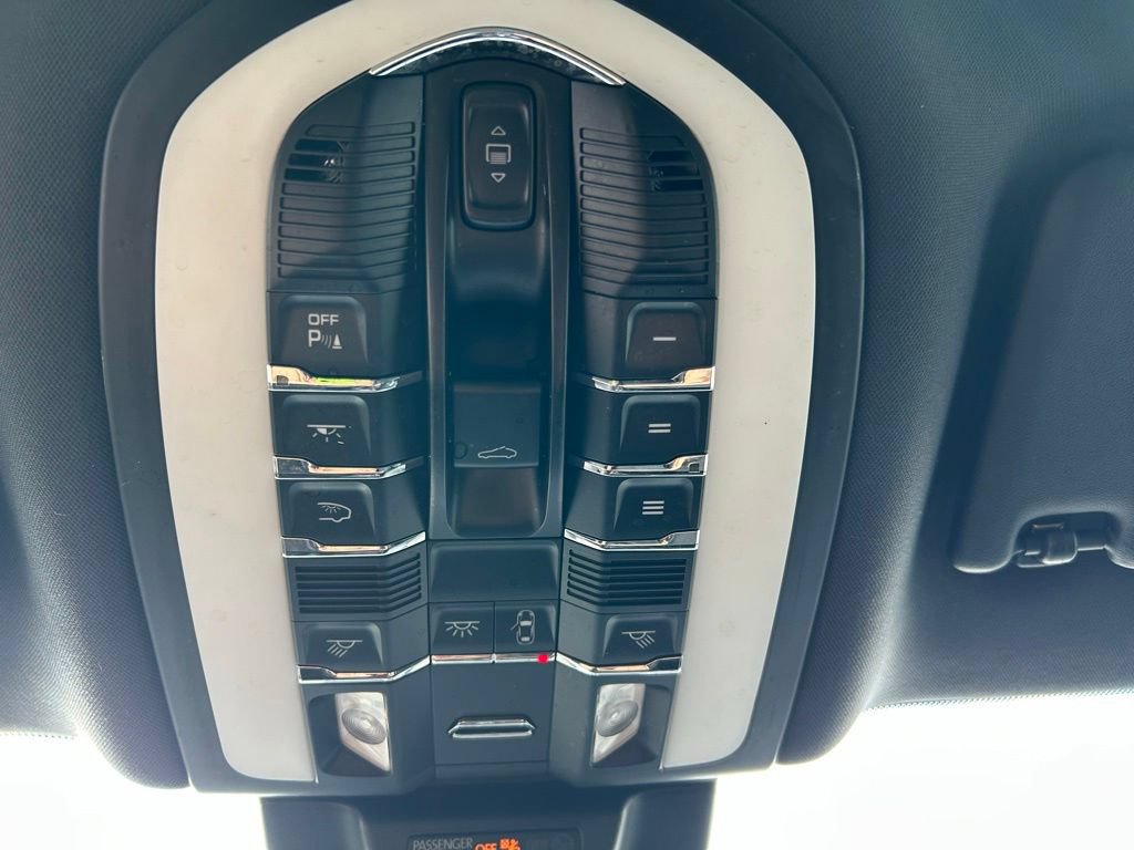 Used 2023 Porsche Macan Turbo AWD/4WD image 30