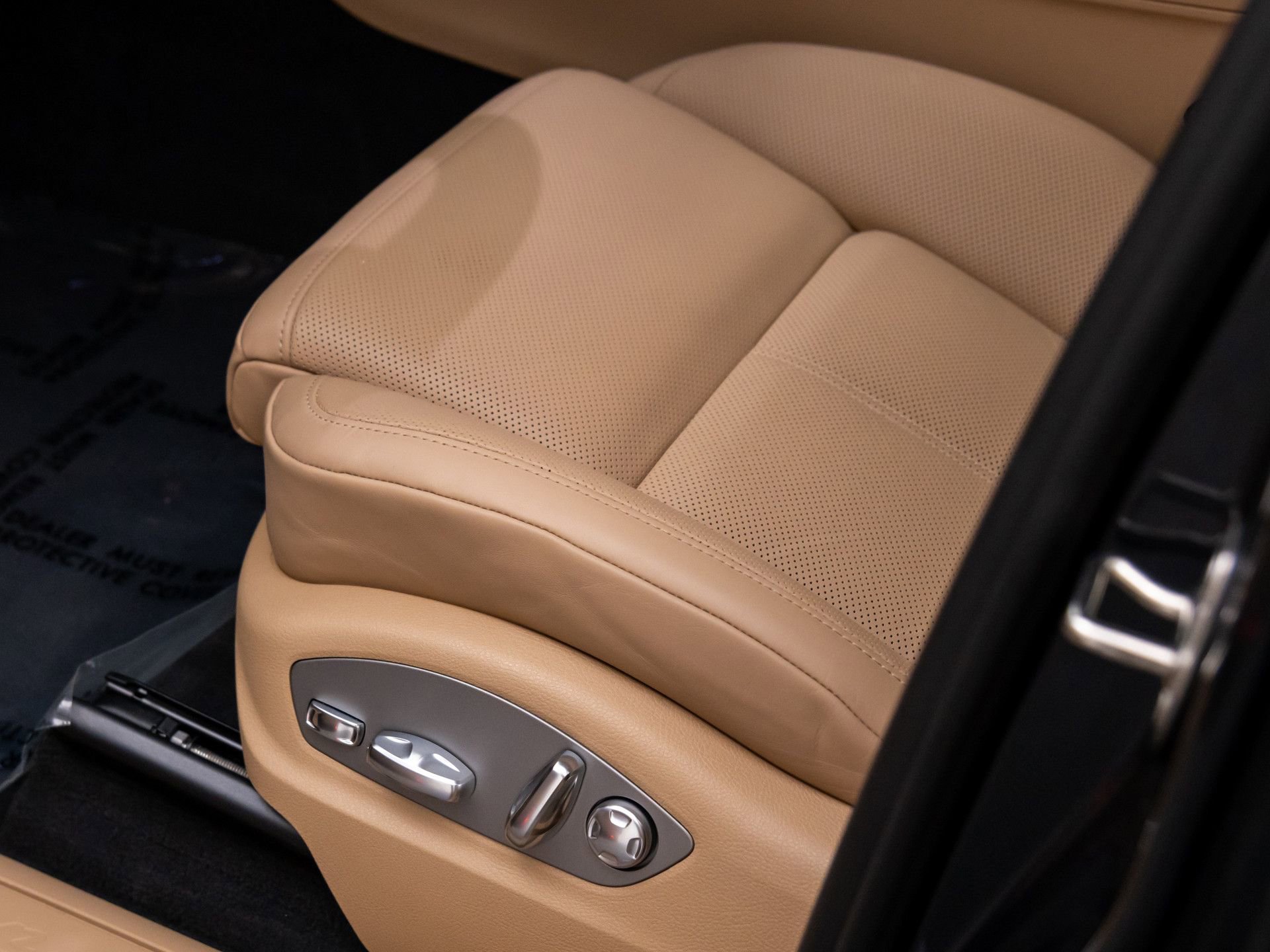 Certified 2025 Porsche Macan image 16