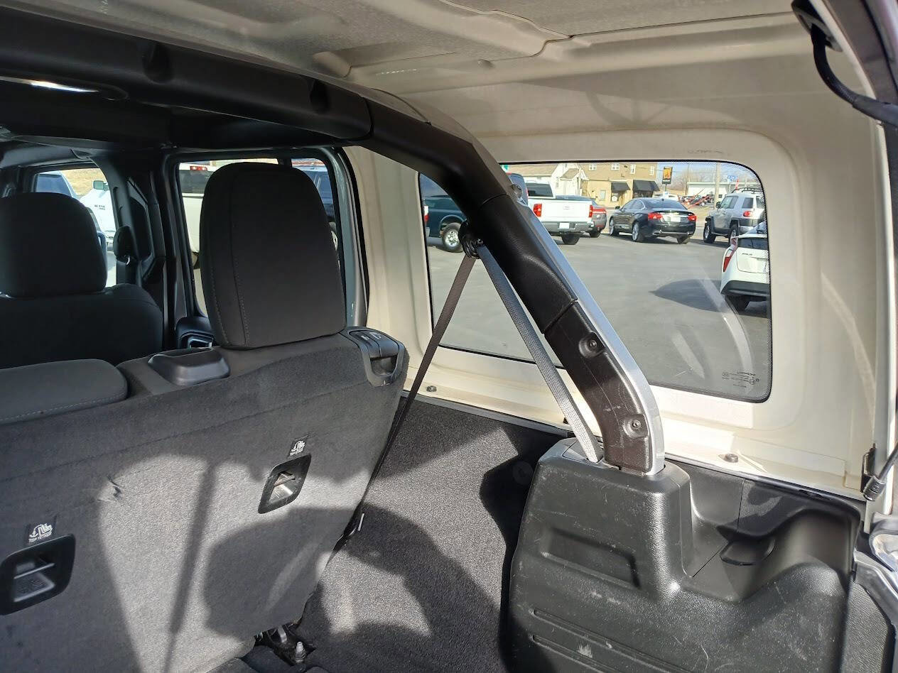 Used 2020 Jeep Wrangler Unlimited Sahara image 31