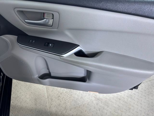 Used 2016 Toyota Camry SE w/ Moonroof Package FWD image 9