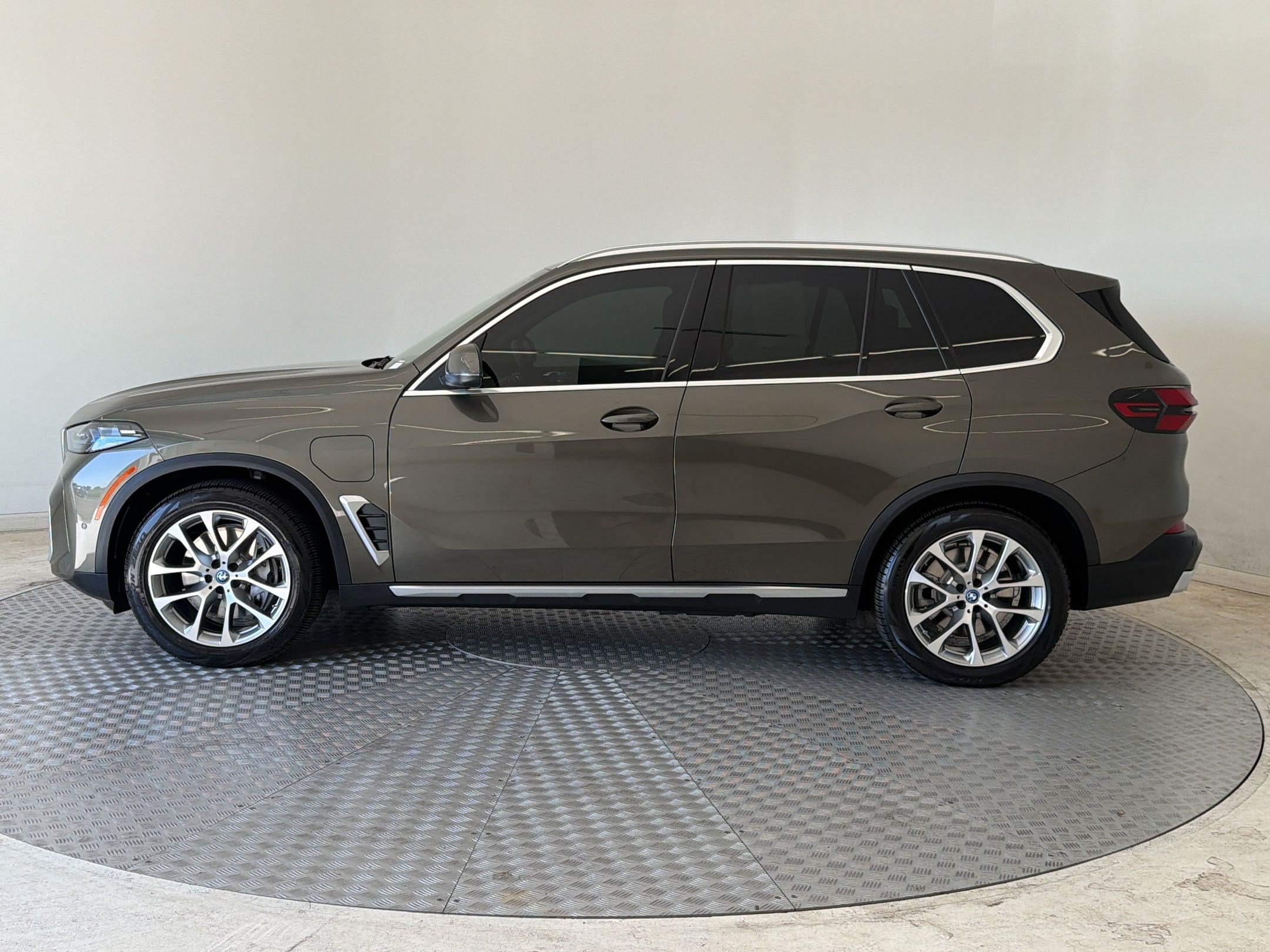 Used 2025 BMW X5 xDrive50e AWD/4WD image 2