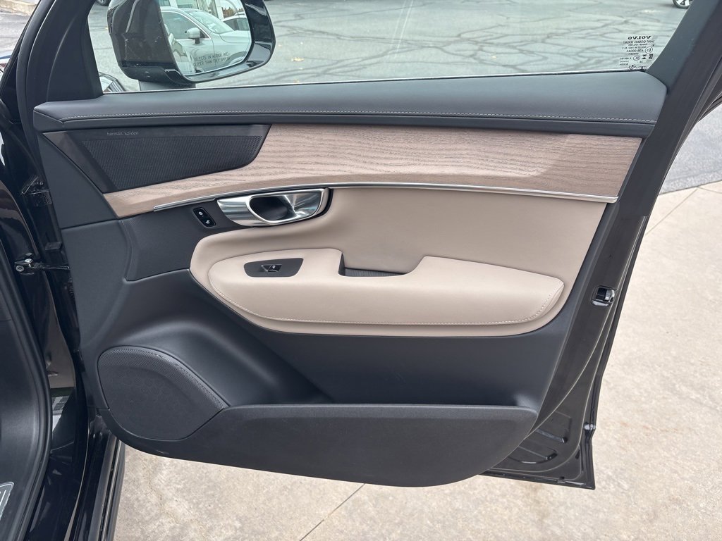 Certified 2025 Volvo XC90 B6 Plus image 39