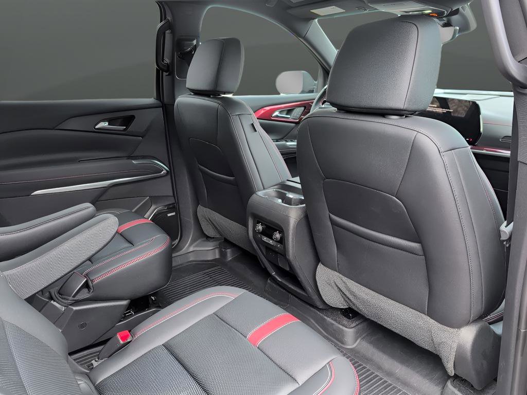 Used 2025 Chevrolet Traverse RS image 28