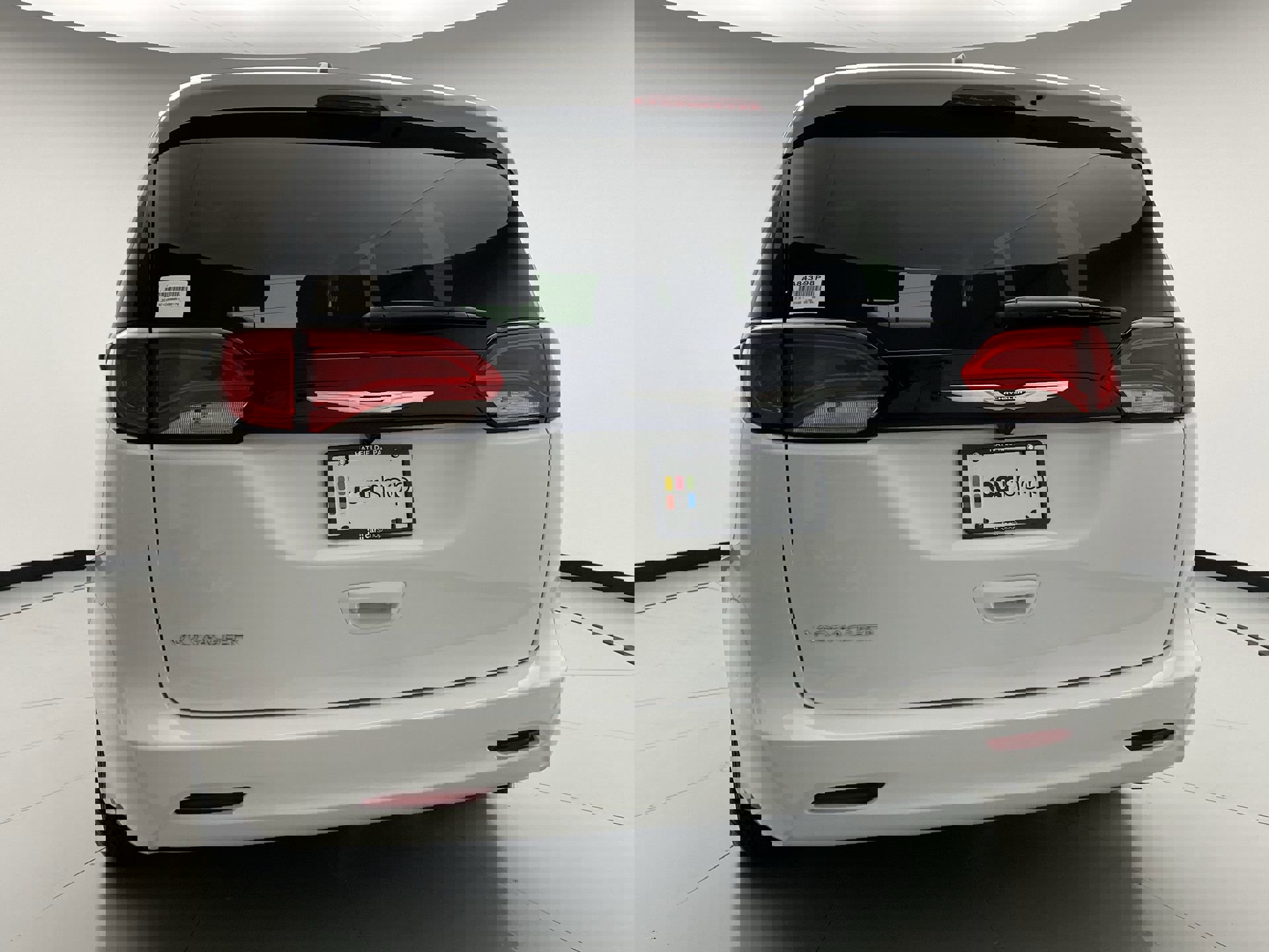 Used 2022 Chrysler Voyager LX image 3