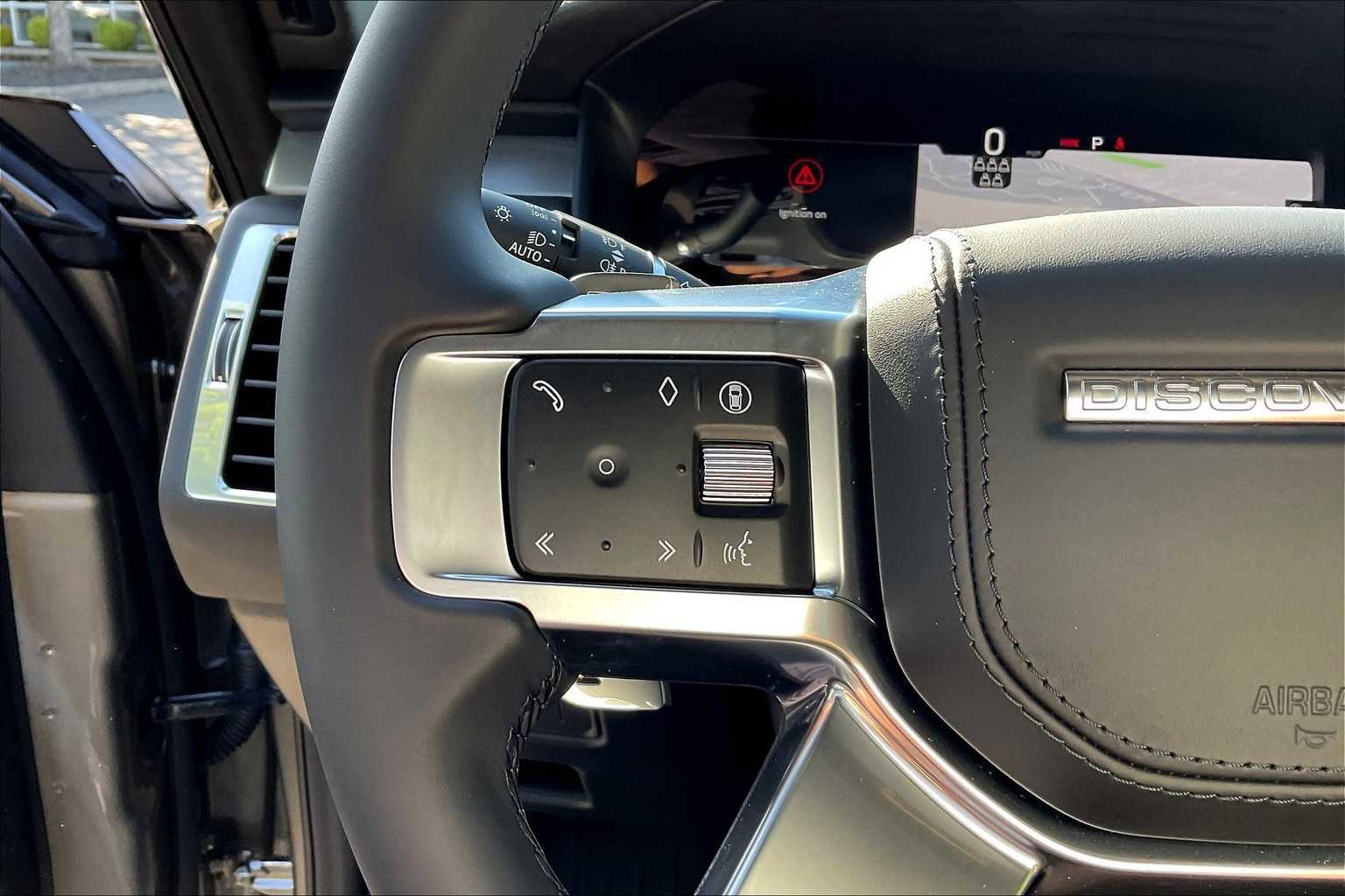 New 2025 Land Rover Discovery Dynamic SE image 17