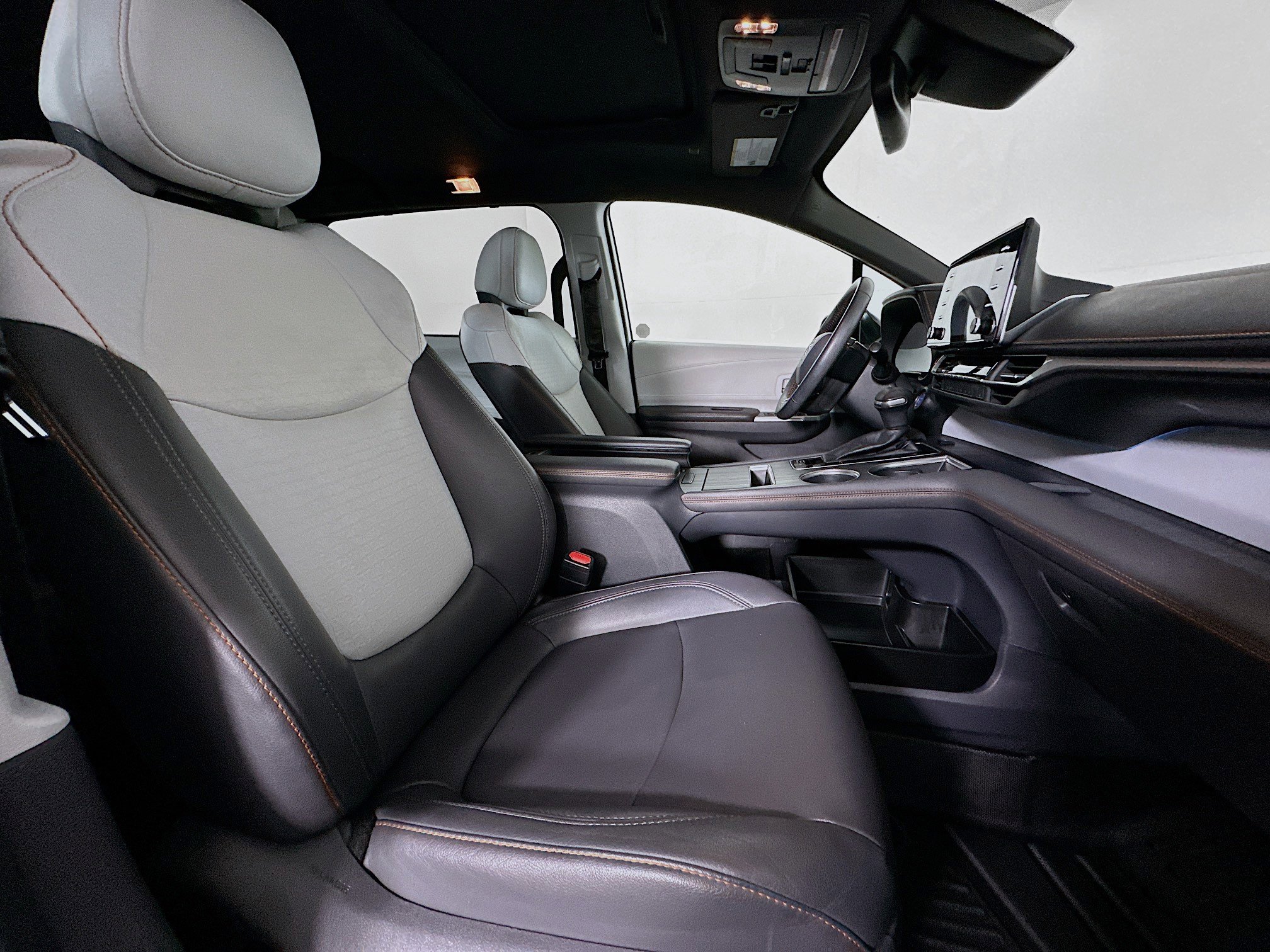 Used 2021 Toyota Sienna XSE image 32