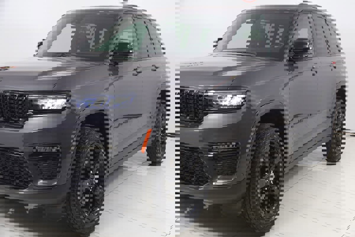 Used 2024 Jeep Grand Cherokee Limited w/ Luxury Tech Group II image 54