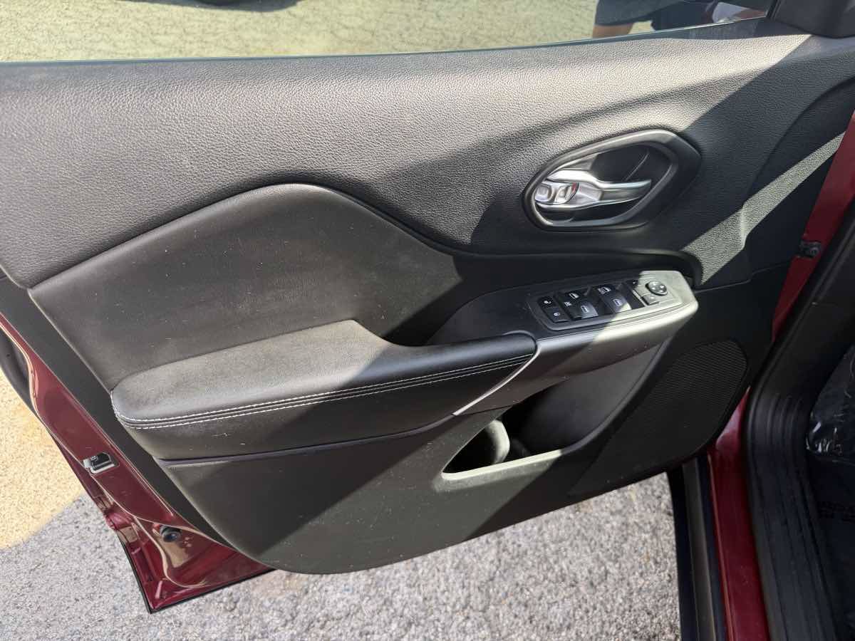 Used 2019 Jeep Cherokee Latitude w/ Popular Appearance Group FWD image 7