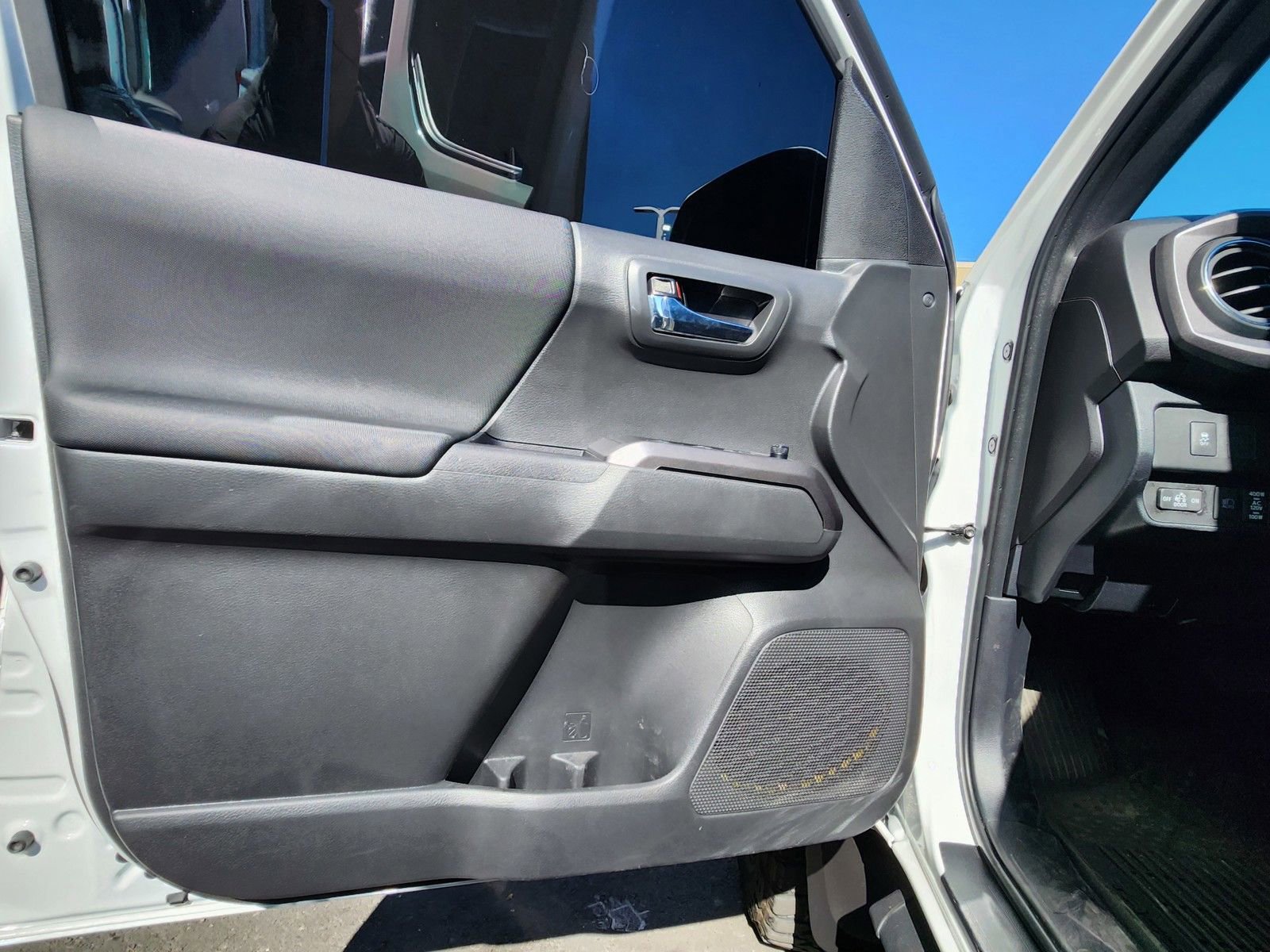 Used 2023 Toyota Tacoma TRD Sport w/ Black Out Package (TMS) image 9