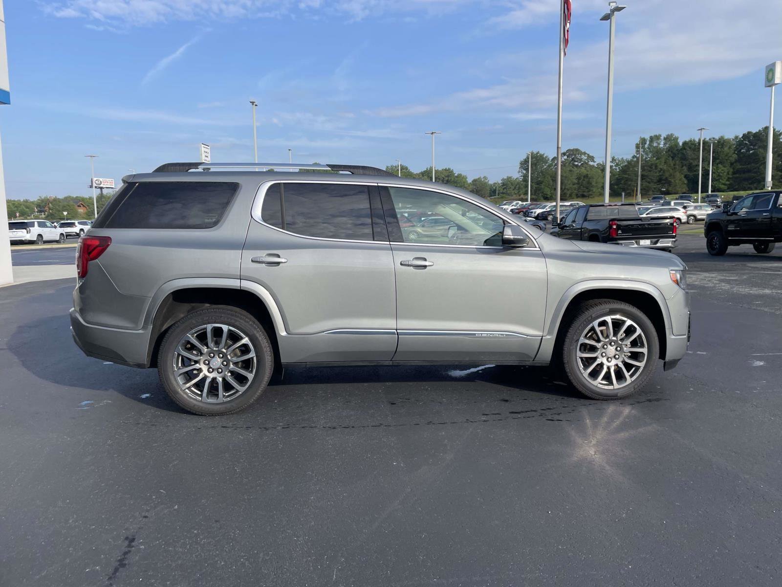 Used 2023 GMC Acadia Denali w/ Denali Technology Package FWD image 2