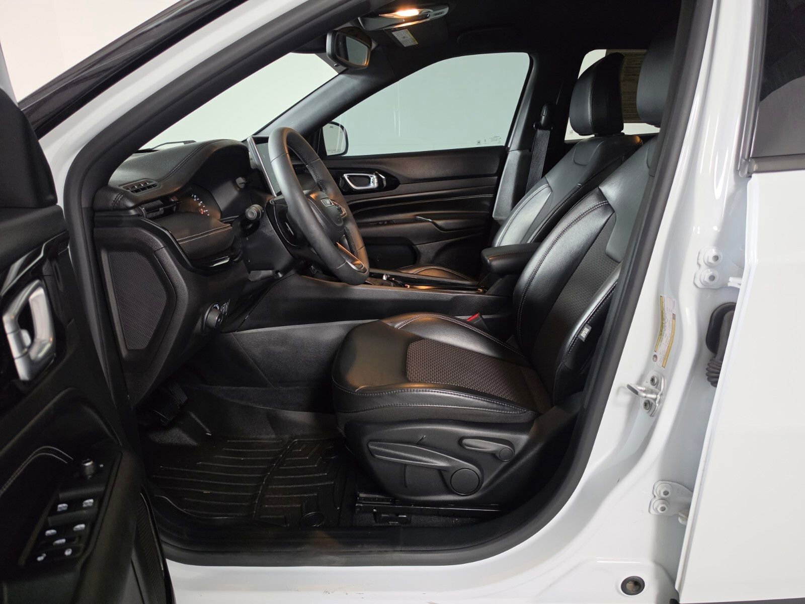 Used 2023 Jeep Compass Altitude image 15