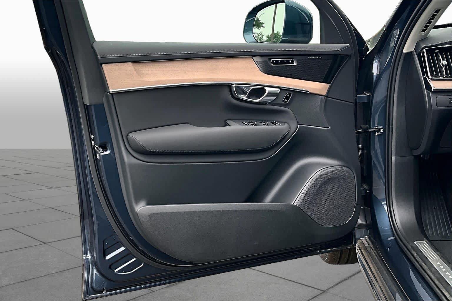 New 2026 Volvo XC90 T8 Plus w/ Protection Package Premier AWD/4WD image 11