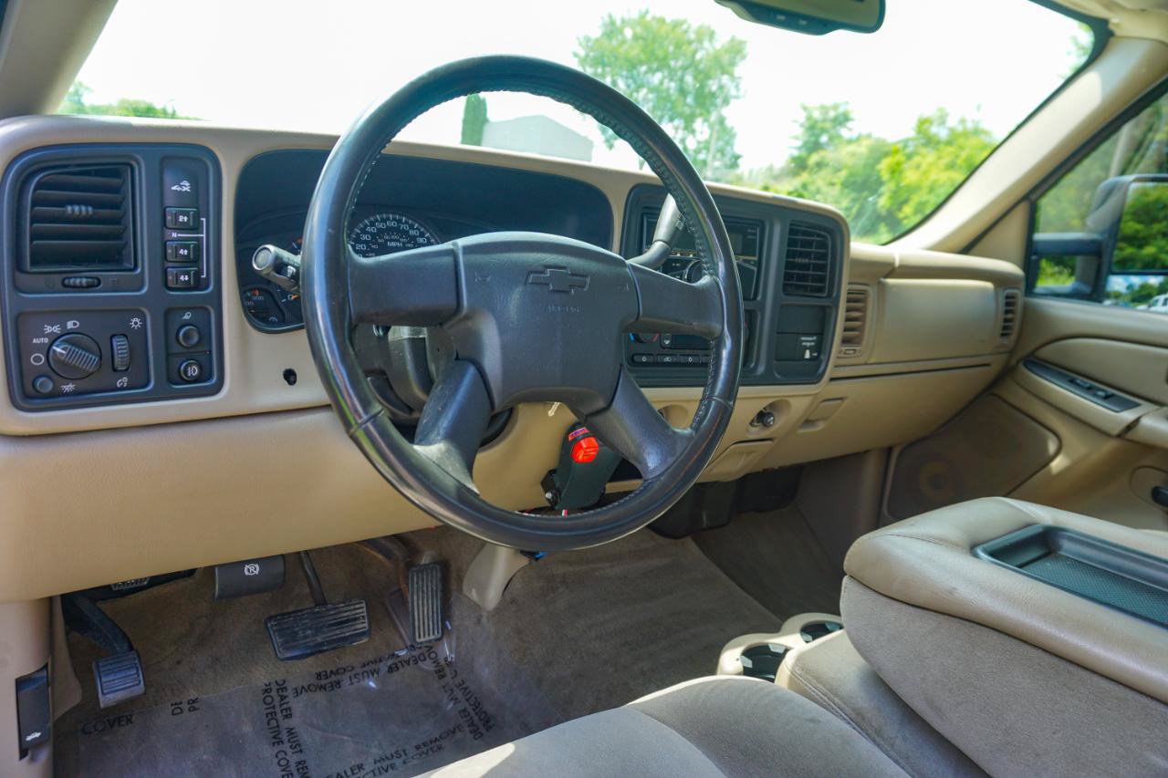 Used 2004 Chevrolet Silverado 2500 LS w/ Heavy-Duty Power Package AWD/4WD image 16