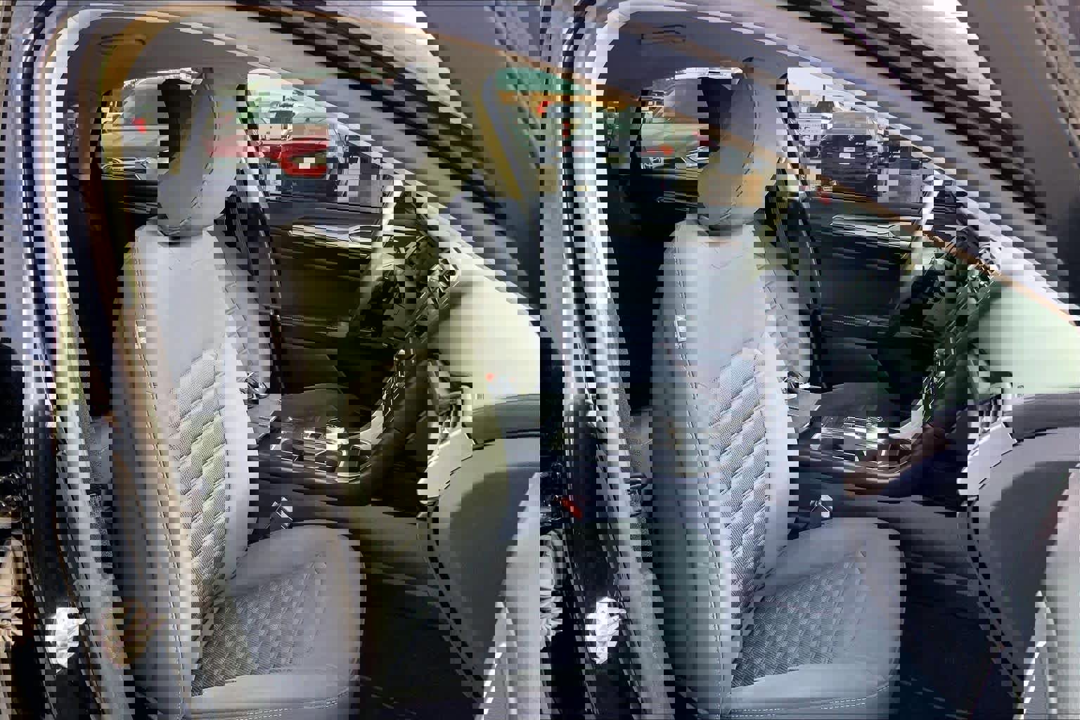 Used 2018 Ford Fusion SE w/ Fusion SE Technology Package image 9