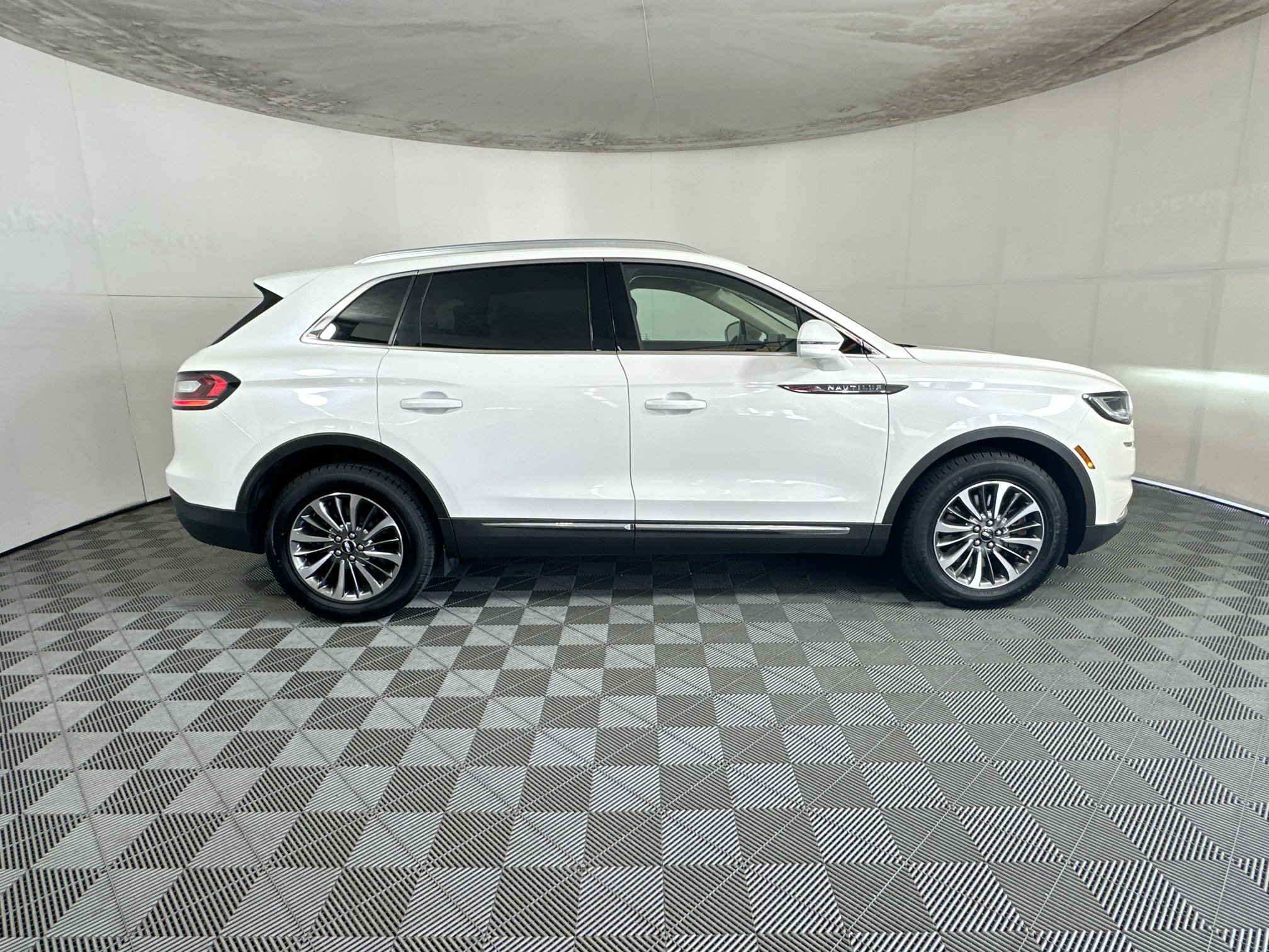 Used 2023 Lincoln Nautilus AWD w/ Premium Package image 2
