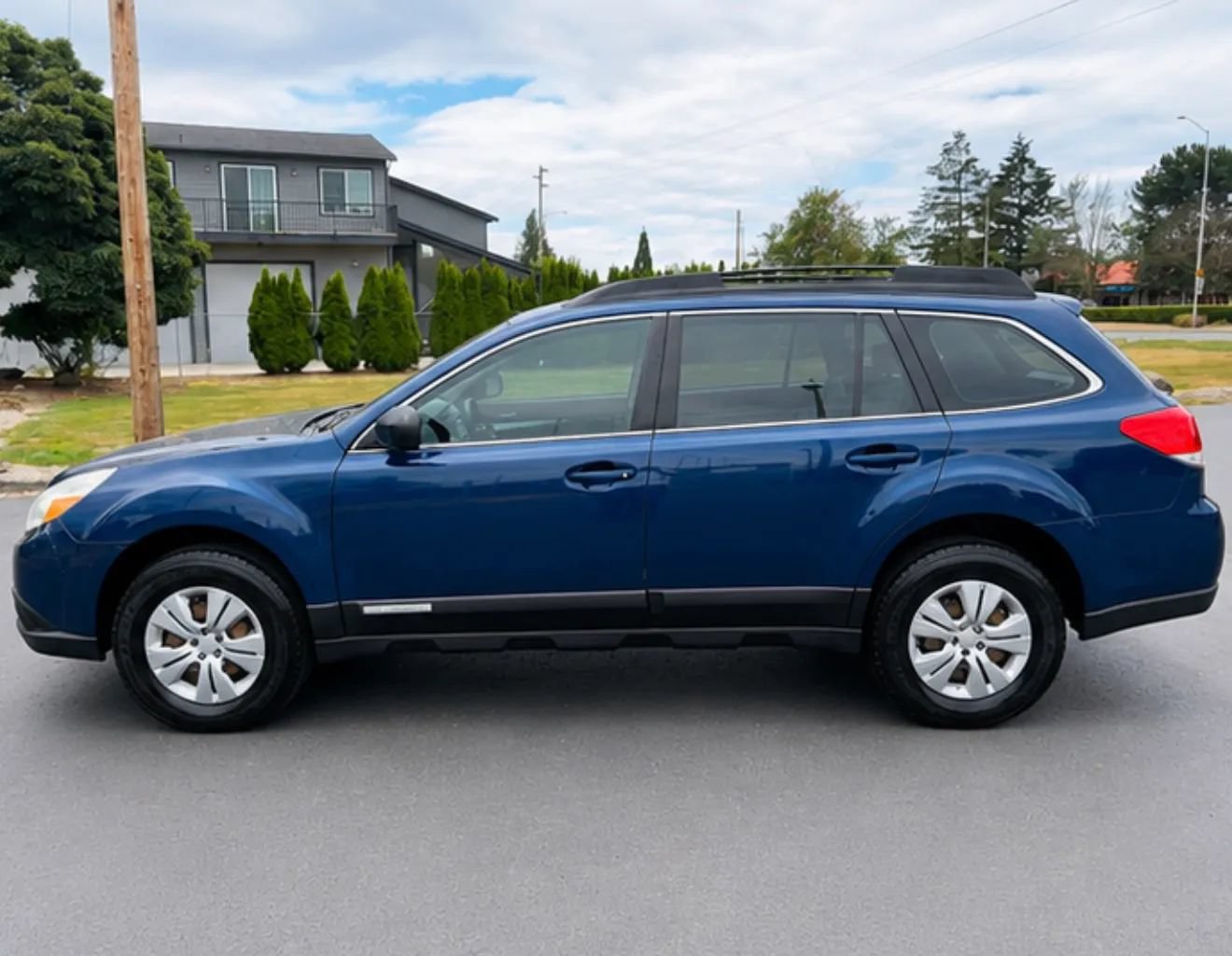 Used 2011 Subaru Outback 2.5i AWD/4WD image 2