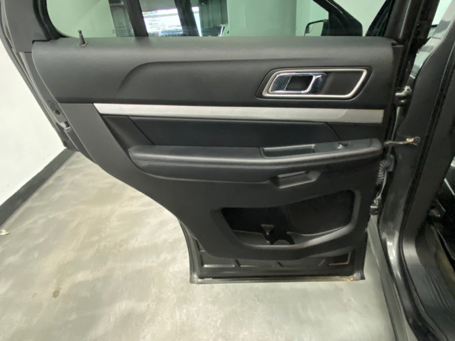 Used 2017 Ford Explorer XLT w/ Equipment Group 202A AWD/4WD image 42