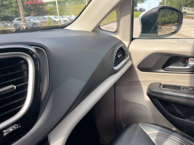 Used 2023 Chrysler Pacifica Touring-L FWD image 28
