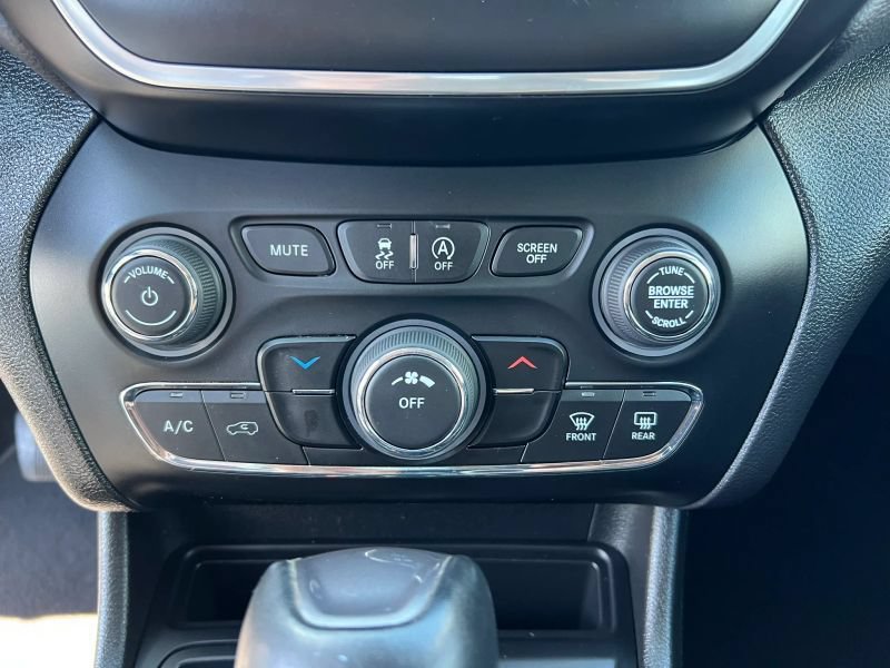 Used 2020 Jeep Cherokee Latitude Plus FWD image 25