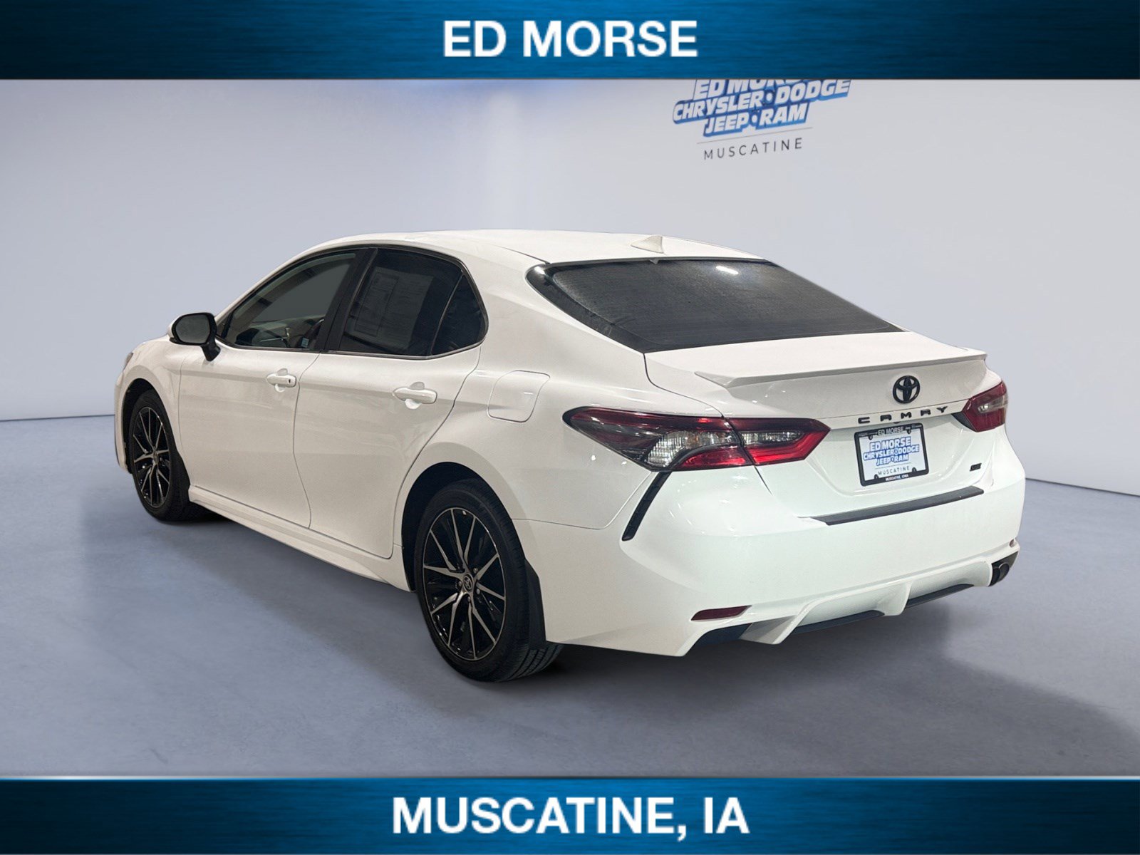 Used 2024 Toyota Camry SE image 3