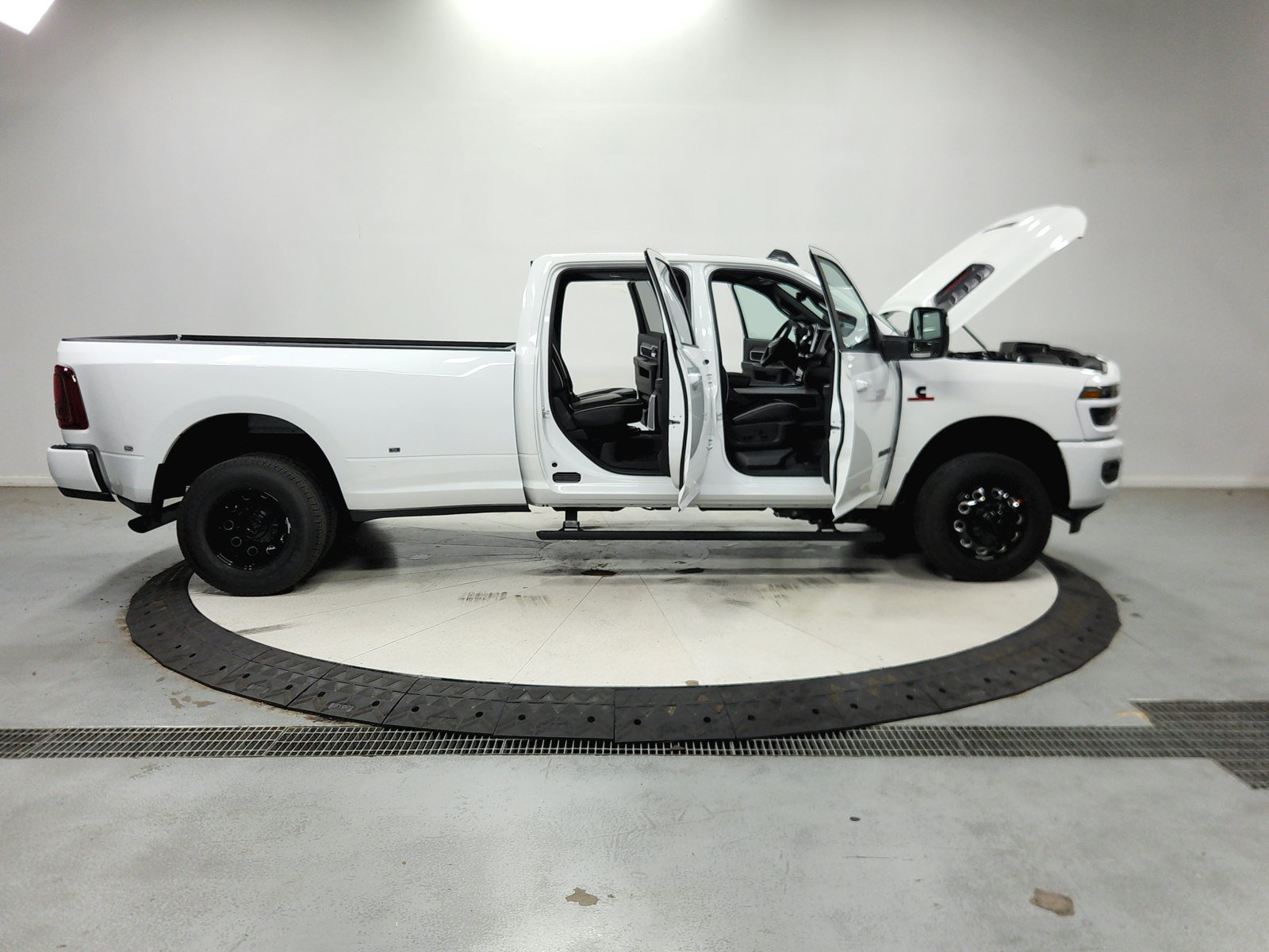 New 2026 RAM 3500 Laramie AWD/4WD image 17