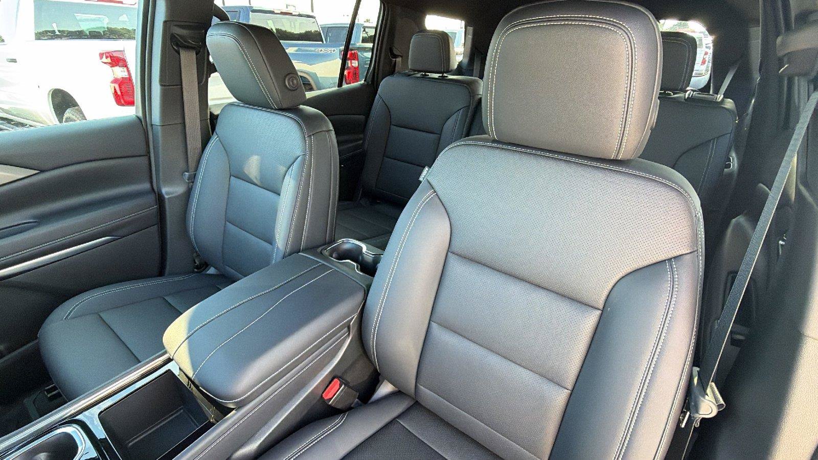 New 2027 Chevrolet Traverse LT w/ Midnight/Sport Edition FWD image 17