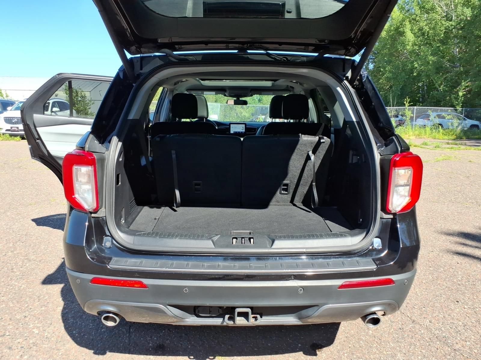 Used 2022 Ford Explorer XLT w/ Equipment Group 202A AWD/4WD image 16
