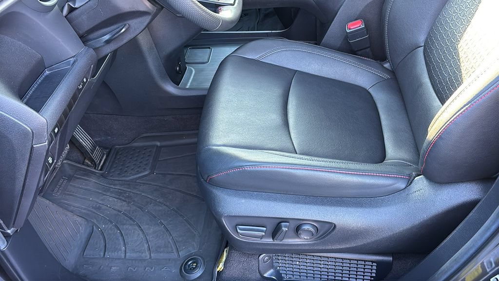 Used 2025 Toyota Sienna XSE FWD image 26