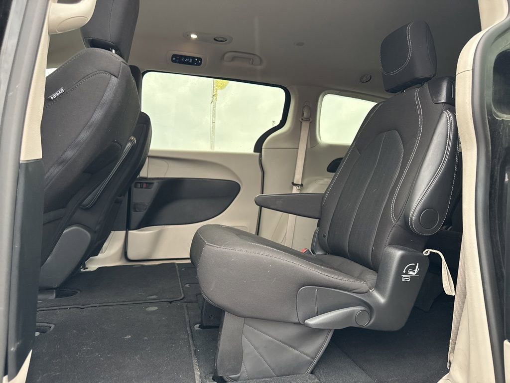 Used 2024 Chrysler Voyager LX image 27