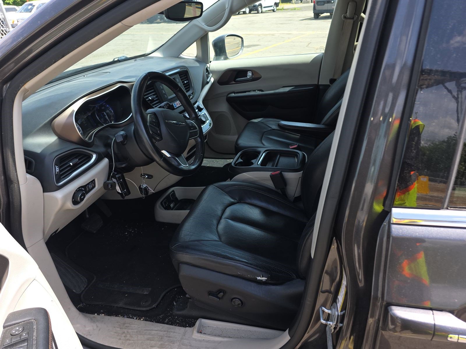 Used 2017 Chrysler Pacifica Touring-L FWD image 8